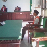 Terdakwa Nanda dalam persidangan di PN Mojokerto, kemarin. foto: agus suprianto