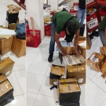 Petugas Bea Cukai Malang saat membongkar paket berisi rokok tanpa pita cukai di sebuah jasa ekspedisi.
