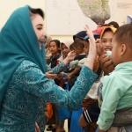 Ketua TP PKK Provinsi Jawa Timur, Arumi Bachsin bercanda dengan seorang balita di Desa Pujon Kidul Kecamatan Pujon, Kabupaten Malang. foto: ist.