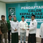 Muhammad Al Barra atau yang akrab disapa Gus Barra saat menyerahkan formulir ke DPC PKB Kabupaten Mojokerto.
