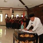 Imam Utomo (kanan) saat melantik pengurus baru PMI Lamongan.