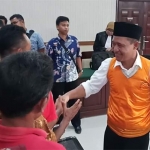 Terdakwa M. Trijanto menyalami sejumlah masyarakat yang ikut menghadiri sidang.