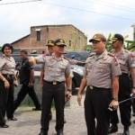 ?Kapolrestabes Surabaya Kombes Pol Junianta Setija saat meninjau salahsatu TPS. Foto:rusmiyanto/BANGSAONLINE