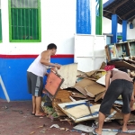 Warga binaan Lapas I Surabaya saat membongkar benda mudah tebakar.