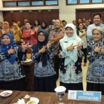 Kepala BPS Ponorogo, Ir. Siswi Harini, M.Si bersama jajaran BPS dan Dinkes berpose saat sosialisasi SP 2020.