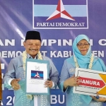 Pasangan Karna Suswandi dan Nyai Khoirani (Karunia) saat menerima surat dukungan dari Ketua Demokrat dan Hanura. Foto: SYAIFUL BAHRI/ BANGSAONLINE