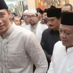 Indartato nampak bersama Agus Harimurti Yudhoyono saat berada di rumah duka.