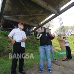 Hj Sadarestuawati, Anggota Komisi V DPR-RI (baju hitam) bersama rombongan Balai Besar Pelaksanaan Jalan Nasional VIII Jawa Timur saat meninjau langsung kondisi Jembatan Ploso di Kabupaten Jombang, Selasa (27/12). foto: RONY S/ BANGSAONLINE