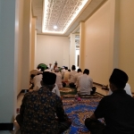 Suasana salat malam, istighatsah, dan doa bersama para kiai yang dipimpin Prof. Dr. KH. Asep Saifuddin Chalim, M.Ag di lingkungan Pondok Pesantren Amanatul Ummah Jalan Siwalankerto Utara Surabaya, Selasa (2/6/2020) malam. foto: MMA/ bangsaonline.com  