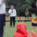 Wali Kota Mojokerto, Ika Puspitasari, saat memberi semangat kepada para santri untuk terus berkarya.