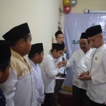 Ketua Baznas Tuban saat memberikan santunan pada anak yatim 