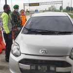 Petugas memeriksa satu per satu kendaraan yang berasal dari luar Ngawi.