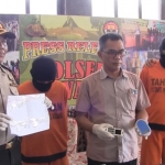 Kapolsek Lawang Kompol Gaguk Sulistyo Budi (kiri) saat rilis persnya bersama kedua pelaku berikut barang bukti.