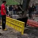 Proses evakuasi truk terjebak banjir lahar dingin, di Kali Gendol, Kecamatan Cangkringan, Sleman, DI Yogyakarta, Selasa (19/4) siang. Foto : Kompas