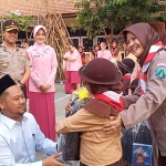 Ketua DPRD Gresik, Fandi Akhmad Yani memberikan bantuan perangkat sekolah kepada siswa SLB saat upacara sumpah pemuda. foto: SYUHUD/ BANGSAONLINE