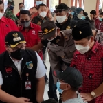 Bupati Kediri, Hanindhito Himawan Pramana, saat meninjau pelaksanaan vaksinasi massal yang dilakukan DPC PDIP di Balai Desa Sumberejo.  Foto: MUJI HARJITA/ BANGSAONLINE.com