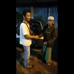Foto antara penjual dan pembeli saat bertransaksi di pinggir jalan untuk penyerahan kendaraan.