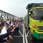 Gubernur Jatim Soekarwo saat memantau uji coba jembatan.