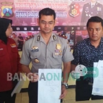 Petugas menunjukkan barang bukti rekaman penangkapan dan sejumlah uang hasil pungutan liar. foto: GUNAWAN/BANGSAONLINE