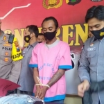 Kapolres Tuban AKBP Ruruh Wicaksono saat merilis pelaku begal payudara di mapolres setempat, Selasa (3/11).