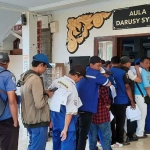 Para juru parkir saat antre untuk pemeriksaan di RSUD Dr Soebandi, Jember.
