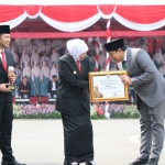 Ketua DPRD Gresik, M Syahrul Munir menerima penghargaan JDIH dari Gubernur Jatim, Khofifah Indar Parawansa. FOTO: ist.