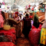 Para pedagang di Pasar Pabean. foto: ist
