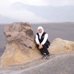 Gubernur Jawa Timur, Khofifah Indar Parawansa, saat menduduki batu singa di Bromo. Foto: Instagram