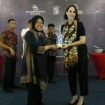 Wali Kota Surabaya Tri Rismaharini dan Head of Community Affairs Asia Pacific Facebook, Beth Ann Lim, saat lauching program PE dan PM.