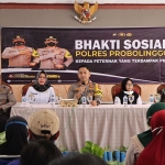 Kapolres Probolinggo, AKBP Teuku Arsya Khadafi, bersama Kepala Dinas Peternakan Jatim, Indyah Ariyani, saat mensosialisasikan wabah PMK.