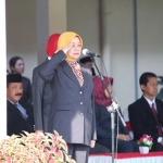 Bupati Kediri Haryanti Sutrisno saat menjadi inspektur upacara dalam rangka Hari Pendidikan Nasional. Foto: dinas kominfo

