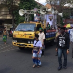 Ribuan massa yang tergabung dalam Aliansi Masyarakat Jember saat melakukan aksi unjuk rasa menuntut pencopotan jabatan Bupati Jember, Rabu (22/7/2020). (foto: ist).