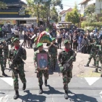 Prosesi pemakaman almarhum H Wakab, ayahanda Wawali Kota Malang Sofyan Edi Jarwoko, berlangsung secara upacara militer di TMP Kota Malang Jalan Veteran, Sabtu (30/03). foto: IWAN IRAWAN/ BANGSAONLINE