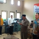 Asisten Pemerintahan Ismet Effendi saat melantik kades Alang-alang.