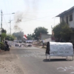 Aksi warga Desa Baujeng menutup akses jalan raya Bangil-Pandaan untuk memprotes bau limbah.