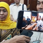 Khofifah mendampingi Gumilar, Konsultan Pembangunan AMN, memberi keterangan kepada wartawan di Gedung Negara Grahadi. foto: DIDI ROSADI/ BANGSAONLINE