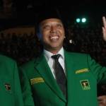 Suryadharma Ali saat masih akur dengan Romahurmuziy (Romi). Saat itu SDA sebagai ketua umum sedang Romi sebagai sekjen DPP PPP. Kini Romi melakukan perlawanan dan mengambil alih kepemimpinan PPP. Foto: merdeka.com 