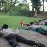 Personel kepolisian Polres Blitar Kota saat latihan menembak. foto: AKINA/ BANGSAONLINE