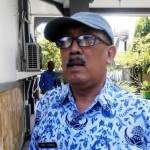 BAHAS BANJIR- Kabid Operasional Dinas PU Pengairan Sidoarjo Agus Hidayat memberikan penjelasan soal penanganan banjir kota, di Gedung DPRE Sidoarjo, Senin (19/9). foto: MUSTAIN/BANGSAONLINE