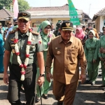 Pangdam V/Brawijaya Mayjen TNI Wisnoe, P. B. didampingi Bupati Sidoarjo Saiful Ilah.