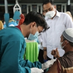 Wali Kota Surabaya Eri Cahyadi saat meninjau vaksinasi di Masjid Cheng Ho.