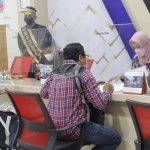 Seluruh petugas Kantor Imigrasi Malang melakukan pelayanan dengan menggunakan baju adat sebagai upaya melestarikan budaya lokal.