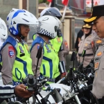 Kapolres Kediri Kota saat meninjau pasukan yang bertugas Operasi Patuh Semeru 2025. Foto: Ist