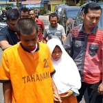 ?Pasangan suami istri Sultonu Qoirudin (22) dan Eni Endang Wijayanti (24) saat digiring guna mengikuti pers rilis di Mapolres Blitar Kota.