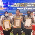 Kasatlantas Polres Pasuruan, AKP. Yudhi Anugerah Putra saat menunjukkan piagam penghargaan Polda Jatim.