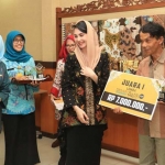 Arumi Bachsin menyerahkan penghargaan kepada Juara I Ali Sodiq (Kabupaten Tulungagung) dengan judul karya buntal. foto: ist