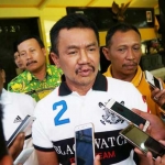 Ketua DPD Golkar Jatim, Nyono Suharli Wihandoko saat memberikan keterangan kepada awak media, Jumat (19/5/2017) di Pendopo Kabupaten Jombang. foto: RONY SUHARTOMO/ BANGSAONLINE