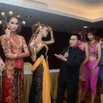 Para model menampilkan busana budaya Indonesia di bawah kreasi Rudy Hadisuwarno. foto: rusmiyanto/BANGSAONLINE