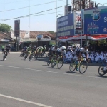 Para peserta Tour de Indonesia saat melintasi Ngawi.