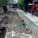 Proyek pembuatan saluran air di Lingkungan Kedungsari meresahkan warga. Anggaran mencapai miliaran rupiah, tapi pekerjaan tak tuntas. foto: YUDI EP/ BANGSAONLINE